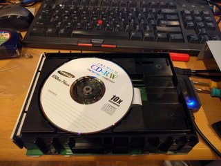 特殊なデータを焼いたCDをセット