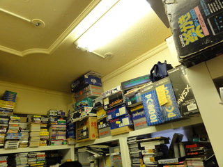 うずたかく天井まで積み上げられた家庭用ゲーム機やレトロPC
