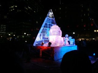 ライトアップされた氷の彫像